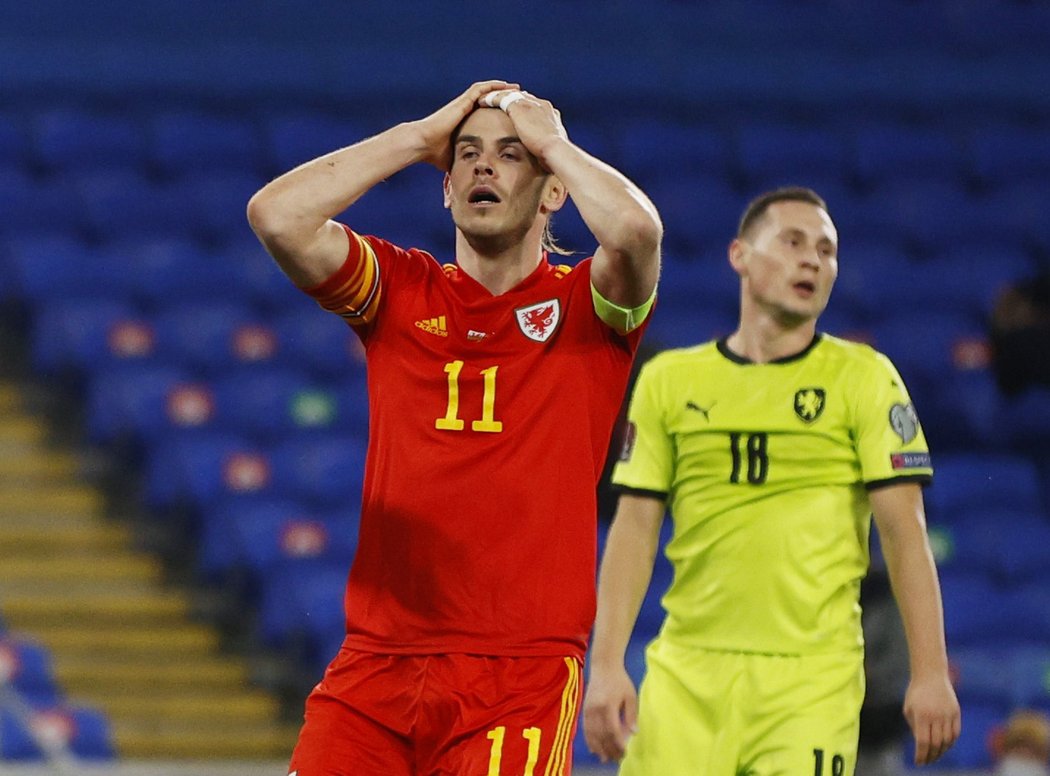 Gareth Bale v utkání Walesu proti Česku poté, co neproměnil velkou šanci