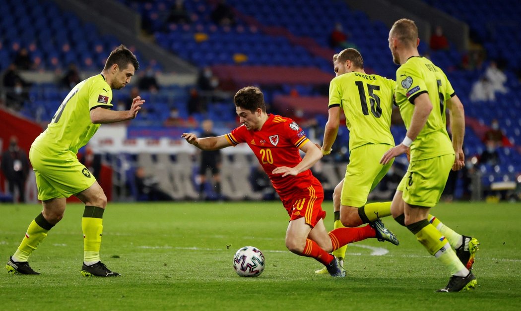 Velšský útočník Daniel James se snaží prosadit přes českou obranu