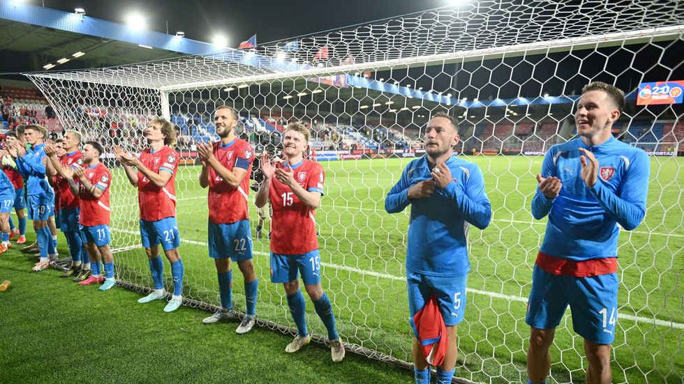 Děkovačka českých fotbalistů po výhře nad Českou Horou