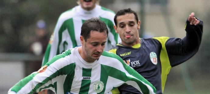 Josef Galbavý z Bohemians Praha (vlevo) a Stanislav Kašajík z Olympie Hradec Králové v utkání 3. kola Poháru ČMFS.