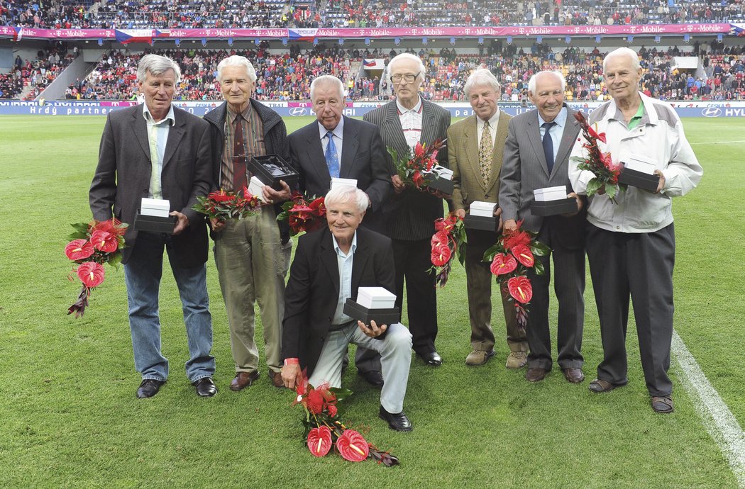 Stříbrní fotbalisté z MS v Chile 1962 v roce 2012: nahoře zleva Jozef Adamec, Josef Kadraba, Josef Masopust, Titus Buberník, Václav Mašek, Jiří Tichý, Vladimír Kos, dole Jozef Stibrány