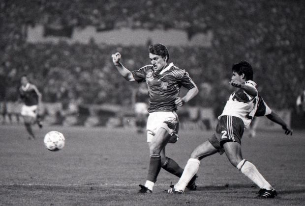 Ľubomír Moravčík v dresu ČSFR proti Francii v roce 1991 Ľubomír Moravčík v dresu ČSFR proti Francii v roce 1991