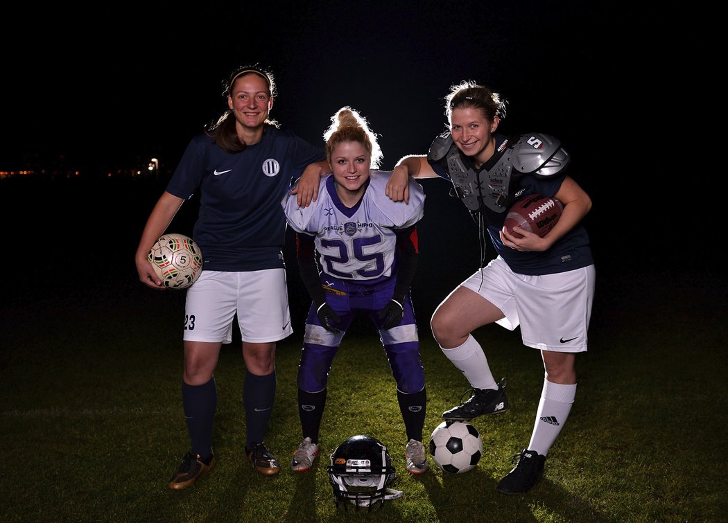 Fotbalové Harpyje: Lenka Marková, Barbora Justiánová (uprostřed) a Kristýna Nechvílová (vpravo). Cizí jim není kopací míč, ani ten na americký fotbal.