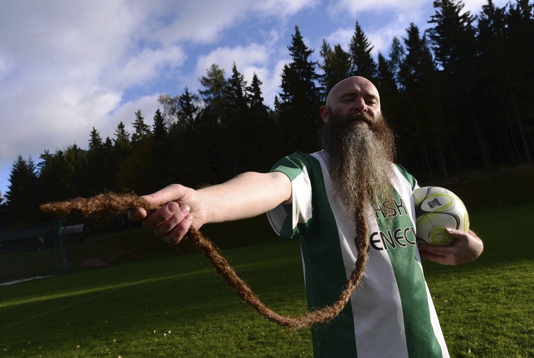 Fotbalista HSK Benecko a jeho rekordně dloiuhý dred na bradě, měří 120 centimetrů