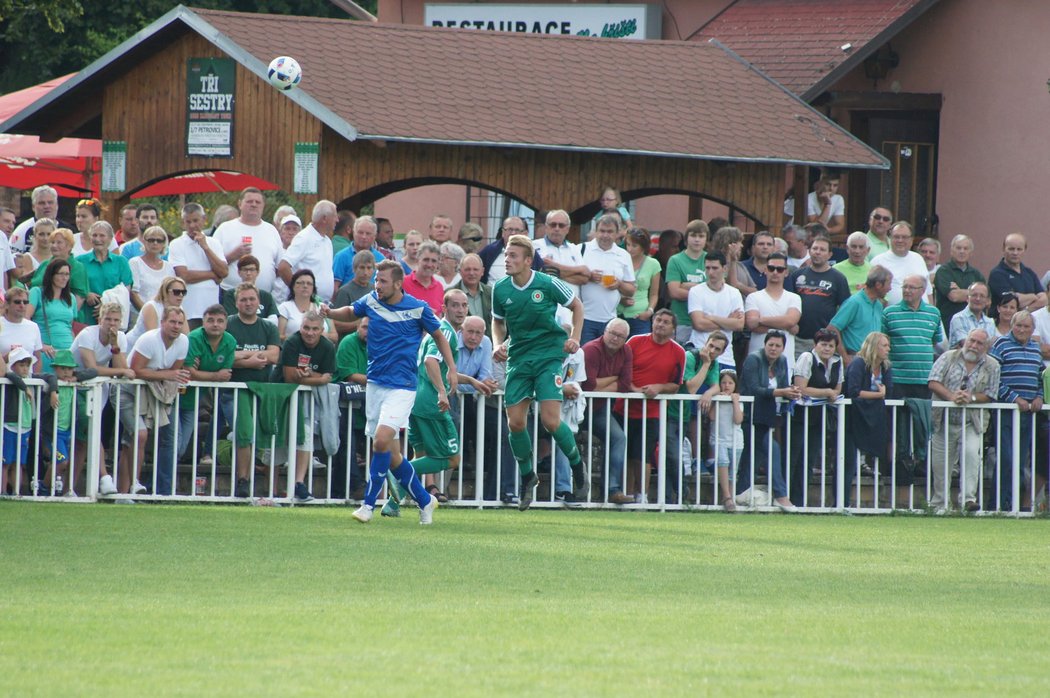 Pořádný kotel hnal do útoku fotbalisty Tatranu Sedlčany v divizním utkání s Ostrovem. Celé hřiště bylo obklopeno diváky.