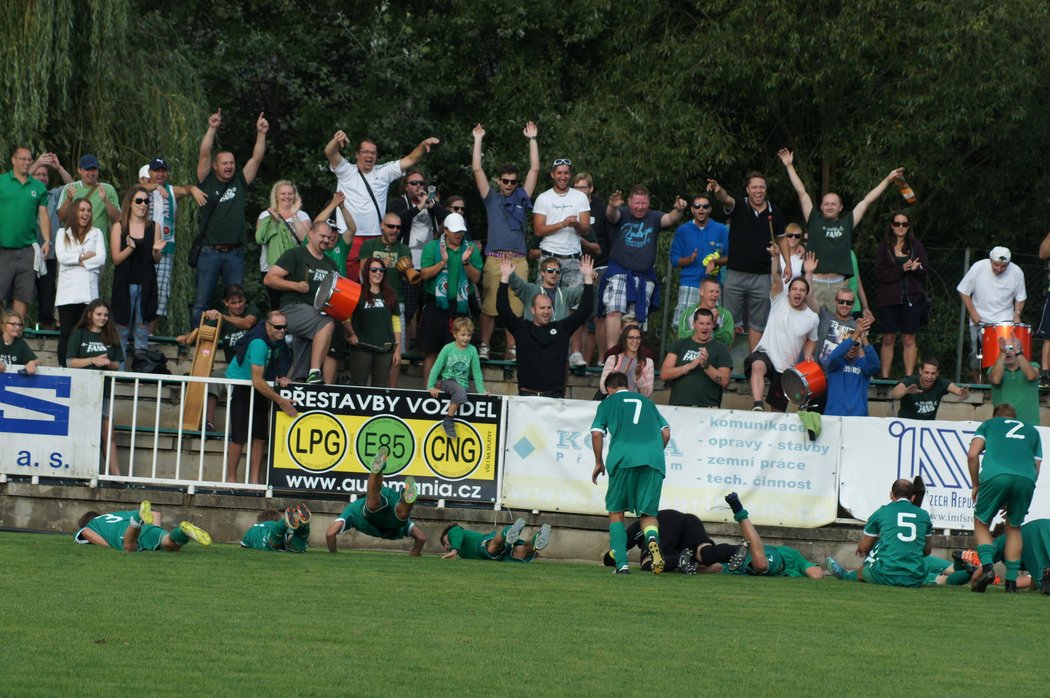 Fotbalisté Tatranu Sedlčany a jejich děkovačka fanouškům po divizním duelu s Ostrovem. V hledišti se sešlo 1223 fanoušků.