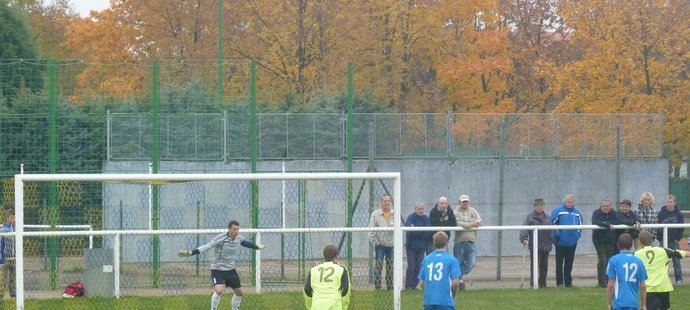 V českých divizích se od této sezony kopou v případě nerozhodného výsledku penaltové rozstřely o prémiový bod. V Krupce fanoušci viděli dokonce 48 penalt (ilustrační foto)