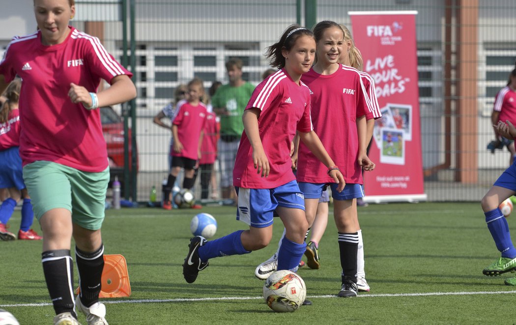 Měsíce náborů lákají stále častěji k fotbalu i malé dívky.