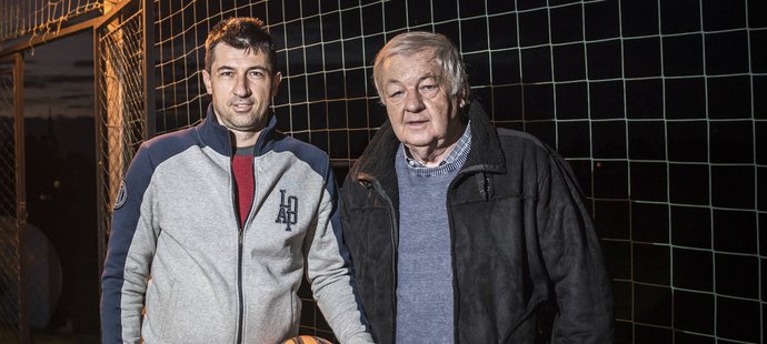 Petr Máčala trénuje krajský přebor v Dolanech, jeho otec Milan vedle šest národních týmů, stejně jako prvoligová mužstva.