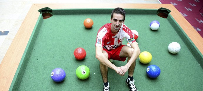 Futsalista Slavie Jiří Novotný, který hraje i fotbalpool, bude připraven k derby se Spartou.