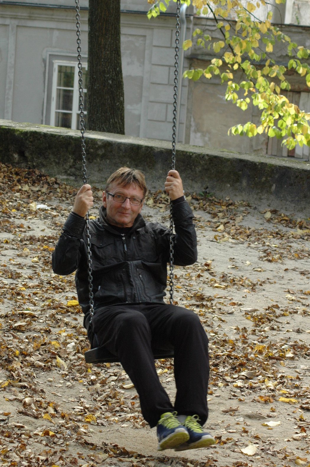 Trenér Josef Petřík přiznává, že žije život jako na houpačce. V době působení ve Slovanu Liberec byl na vrcholu, teď se snaží zvednout a trénuje Chrastavu v Libereckém přeboru. Věří, že se zase dostane výš.