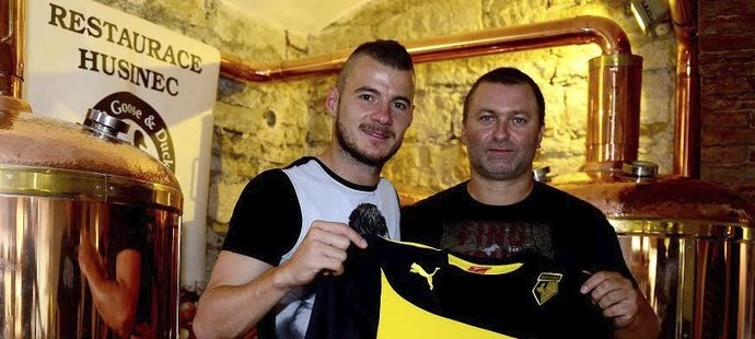 Fotbalista Daniel Pudil předává manažerovi Satalic Františku Drbalovi jeden z dresů anglického Watfordu, který klubu z pražské druhé třídy přivezl z Ostrovů.