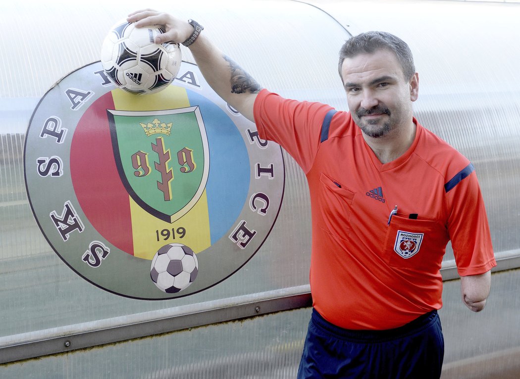 Fotbalový rozhodčí Jiří Říha miluje fotbal. Co na tom, že má jen jednu ruku, života si užívá naplno.