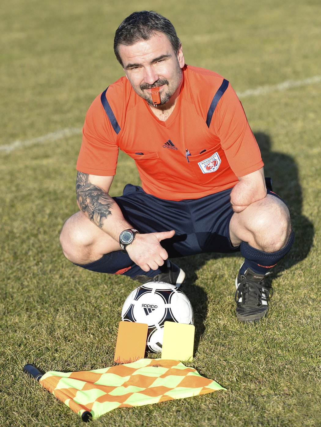 Fotbalový sudí Jiří Říha z Úpice na Trutnovsku píská jako hlavní, ale někdy funguje i jako asistent. Po vážném zranění, kdy přišel o část levé ruky, prohlašuje, že jej fotbal vrátil do života.