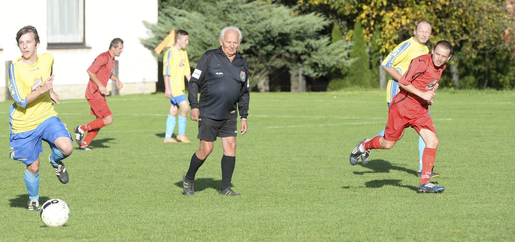 Rozhiodčí Zdeněk Svobodný v 79 letech stále řídí zápasy. Sám tvrdí, že už mu to tolik neběhá, při řízení duelů mu pomáhá zkušenost.