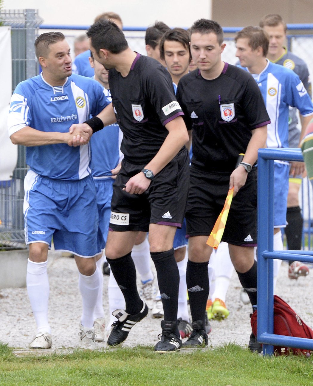 Petr Švancara se zdraví s rozhodčím před utkáním ČFL mezi Královým Dvorem a Loko Vltavín.