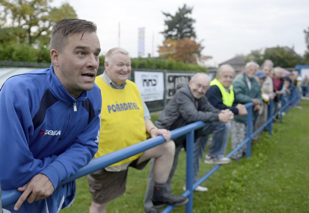 Petr Švancara sledoval penaltový rozstřel svého Králova Dvora s Vltavínem v ČFL mezi fanoušky, je u nich hodně populární.