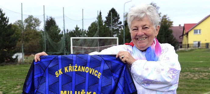Miluška Tázlarová je v 82 letech duší fotbalu v Křižanovicích u Chrudimi.