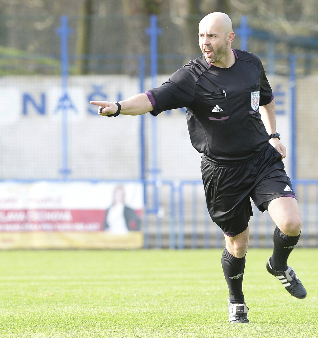 Přezdívku Řezník má fotbalový rozhodčí Zdeněk Vaňkát. Kontroverzní sudí pískal zápas třetí ligy mezi Kolínem a Viktorií Jirny.