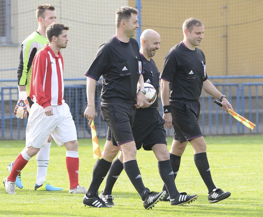 Rozhodčí Zdeněk Vaňkát má hodně kontroverzní pověst. Přezdívá se mu &#34;řezník&#34;, byl řadu měsíců ve vazbě, na fotbale mu ale dobrá nálada nechybí.