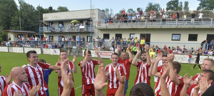 Oslava fotbalistů Záp začala po výhře nad Žižkovem přímo na hřišti.