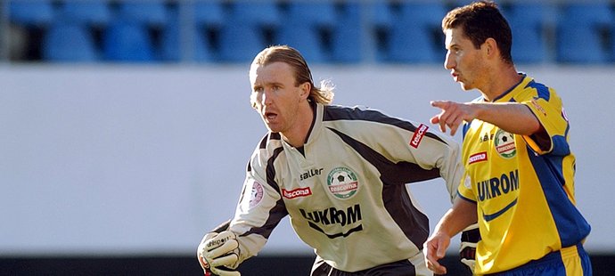 Před deseti lety hrál Bronislav Červenka (vpravo) za Zlín nejvyšší soutěž. Momentálně je trenérem třetiligové rezervy klubu. Nedávno si ale v MSFL zahrál proti svým svěřencům v dresu Hulína.