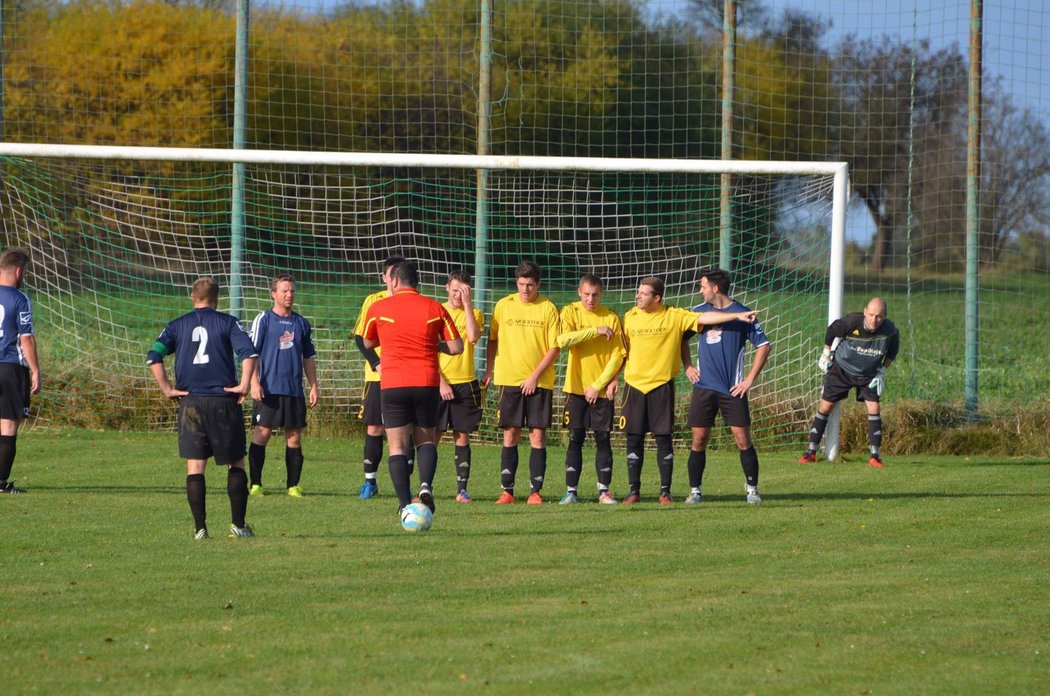 Zápas Pištína s Borkem přinesl čtyři červené karty, dvě penalty i nastavení třináct minut. Sudí dostal velký trest a do konce sezony si nezapíská.