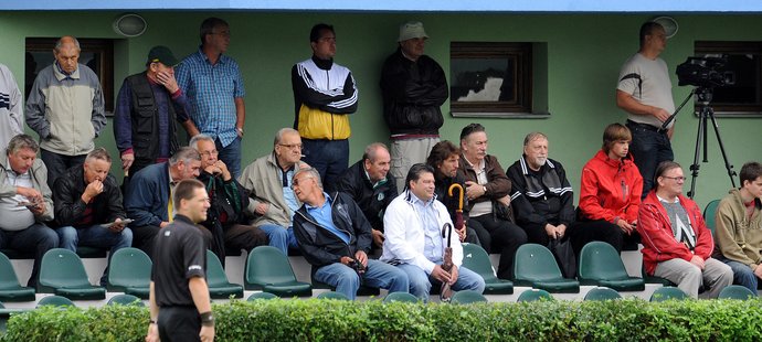 Majitel Střížkova Karel Kapr (v bílém) sleduje třetiligový duel svých fotbalistů na hřišti Loko Vltavín