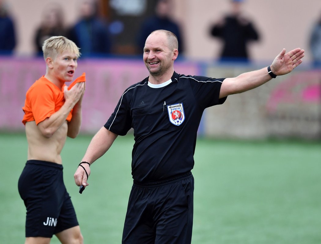 Hlavní rozhodčí Petr Martínek duel Vyšehradu s Živanicemi (v oranžovém) zvládl dobře