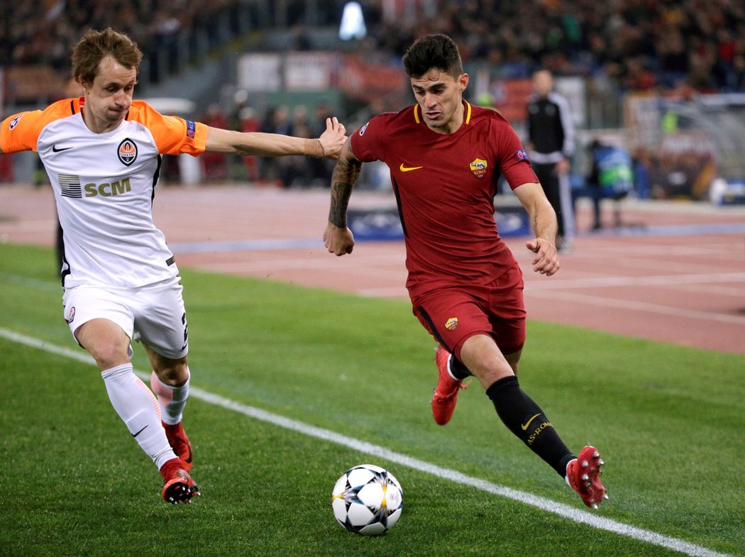 Diego Perotti z AS Řím se snaží utéct Bohdanovi Butkovi z Doněcka