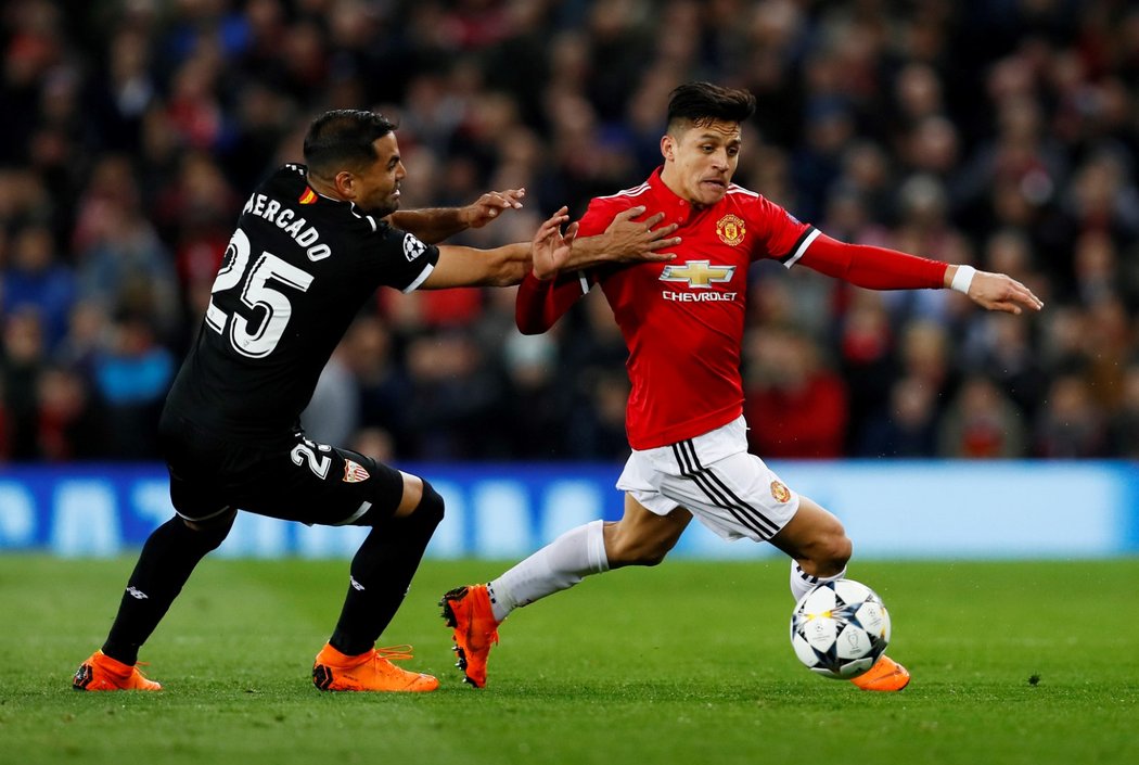 Alexis Sanchez z Manchesteru United se snaží utéct Gabrielu Mercadovi ze Sevilly