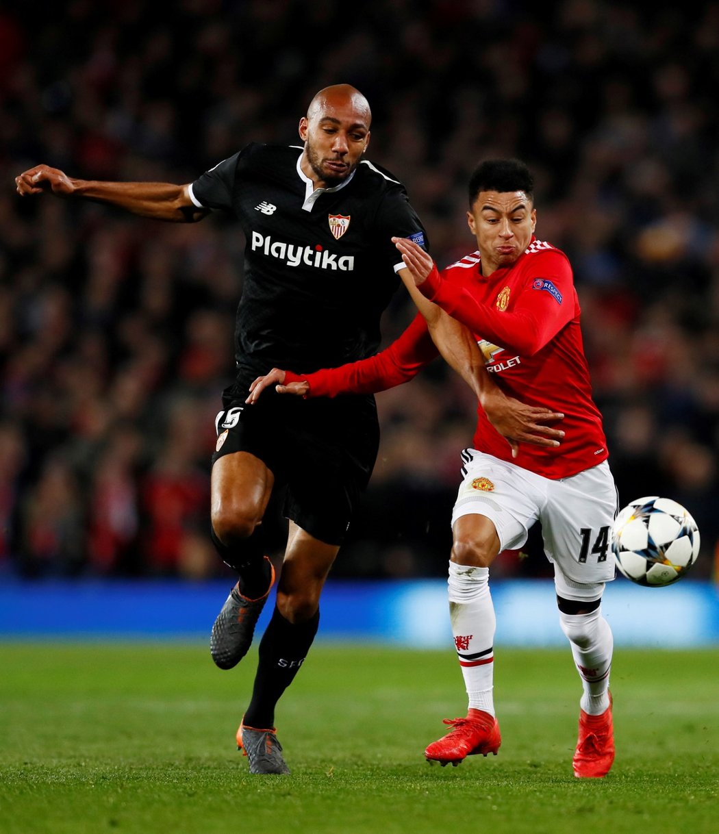 Jesse Lingard z Manchesteru United v souboji Stevenem N&#39;Zonzim ze Sevilly