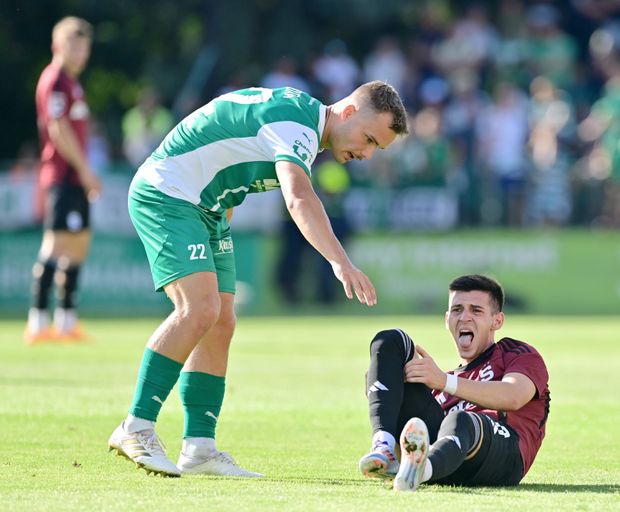 Obránce Sparty Imanol García se v bolestech chytá za koleno Obránce Sparty Imanol García se v bolestech chytá za koleno