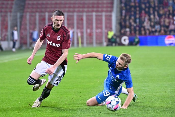 Liberecký záložník Michal Hlavatý se snaží zastavit sparťana Ermala Krasniqiho Liberecký záložník Michal Hlavatý se snaží zastavit sparťana Ermala Krasniqiho