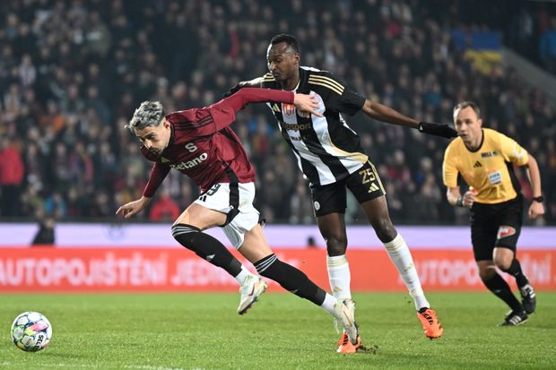 Albion Rrahmani ze Sparty uhání na českobudějovickou branku Albion Rrahmani ze Sparty uhání na českobudějovickou branku