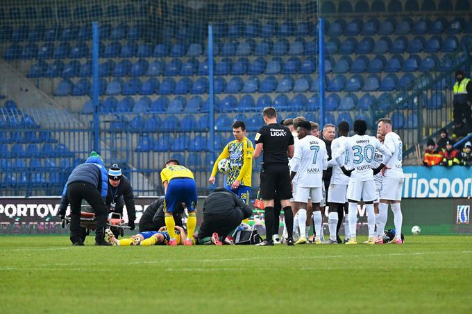 Hrůzostrašná srážka hlavami. Liberec proti Zlínu přišel o Rosického klon Hrůzostrašná srážka hlavami. Liberec proti Zlínu přišel o Rosického klon
