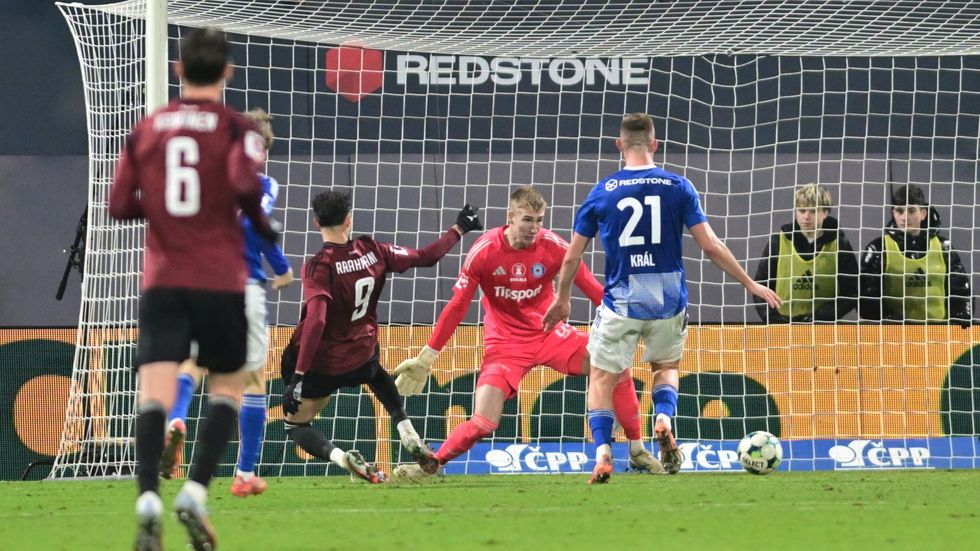 Útočník Sparty Albion Rrahmani překonává Jana Koutného z Olomouce