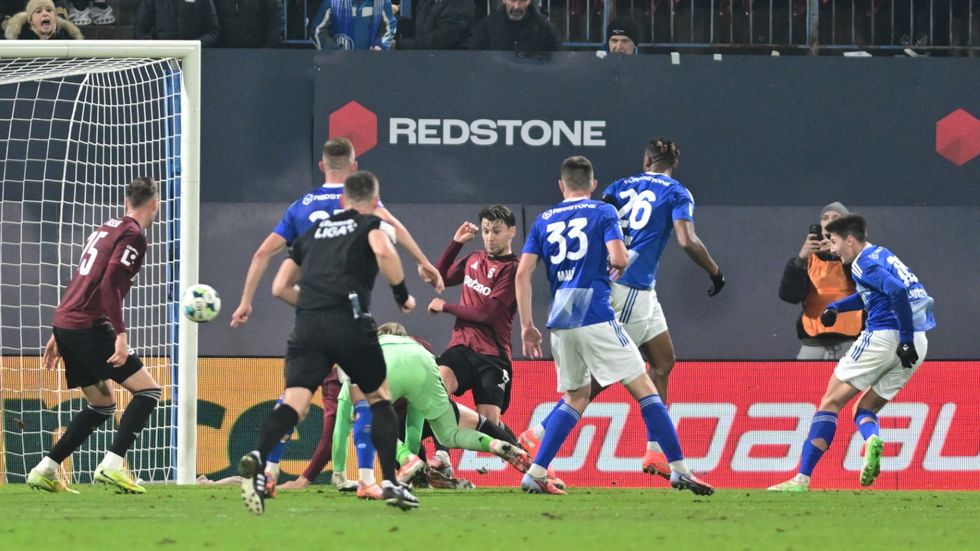 Filip Slavíček z Olomouce využívá zmatku před brankou Sparty