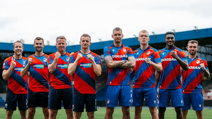 Fotbalová Plzeň představila hlavní sadu dresů, která má připomínat mistrovskou sezonu 2015/16 Fotbalová Plzeň představila hlavní sadu dresů, která má připomínat mistrovskou sezonu 2015/16