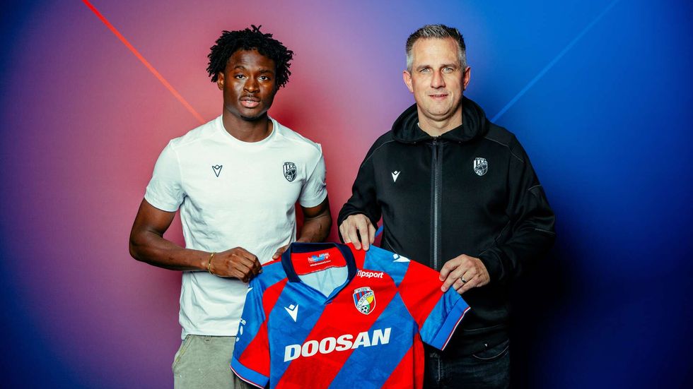 Útočník Salim Fago Lawal při představení v Plzni se sportovním ředitelem Martinem Vozábalem
