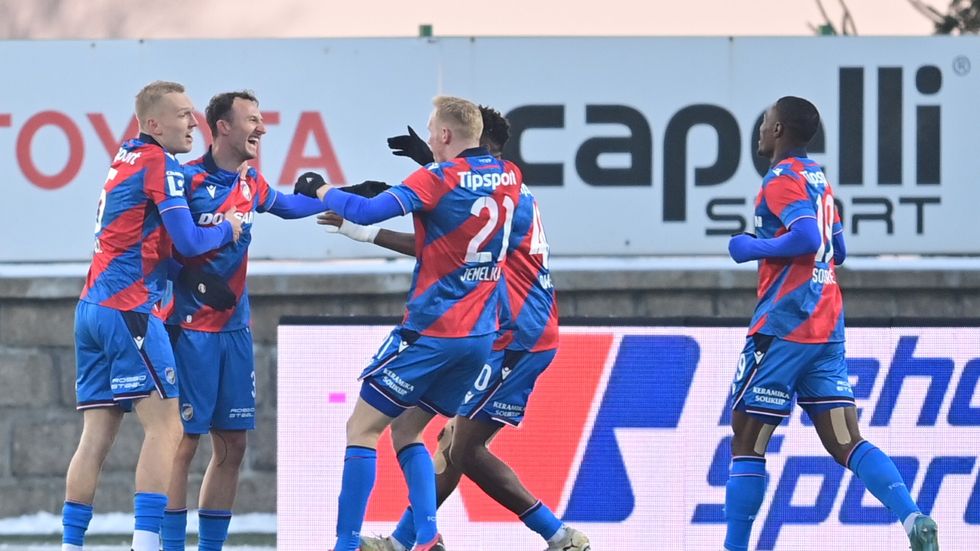 Fotbalisté Plzně se radují ze vstřeleného gólu