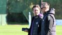 Tomáš Rosický se baví s kolegou Tomášem Sivokem na soustředění Sparty v Marbelle