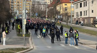 Pochod fanoušků Sparty k Edenu: policie na koních, zastávka na pokřik i nadávky u stadionu Pochod fanoušků Sparty k Edenu: policie na koních, zastávka na pokřik i nadávky u stadionu