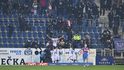 Střelec Slovácka Vlastimil Daníček oslavuje gól s fanoušky