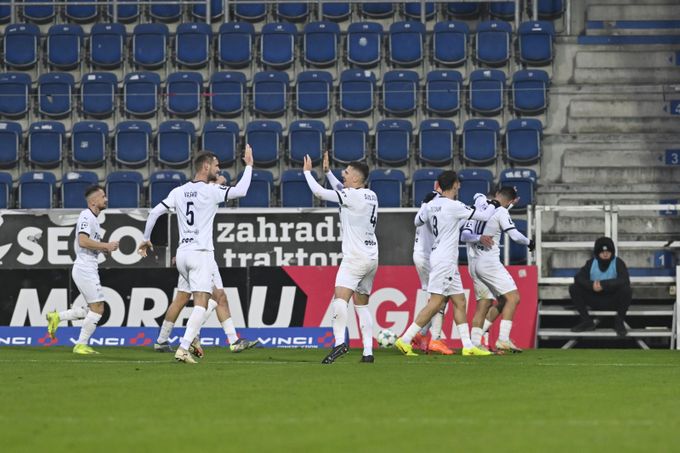 ONLINE: Slovácko - Plzeň 1:0. Petržela udeřil po chybě hostů! Gól ale neslavil ONLINE: Slovácko - Plzeň 1:0. Petržela udeřil po chybě hostů! Gól ale neslavil