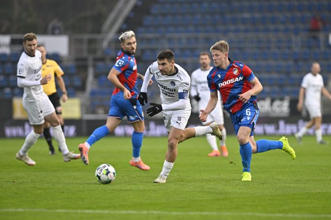 ONLINE: Slovácko - Plzeň 0:0. Valenta fauloval Rundiče, od sudích viděl žlutou ONLINE: Slovácko - Plzeň 0:0. Valenta fauloval Rundiče, od sudích viděl žlutou