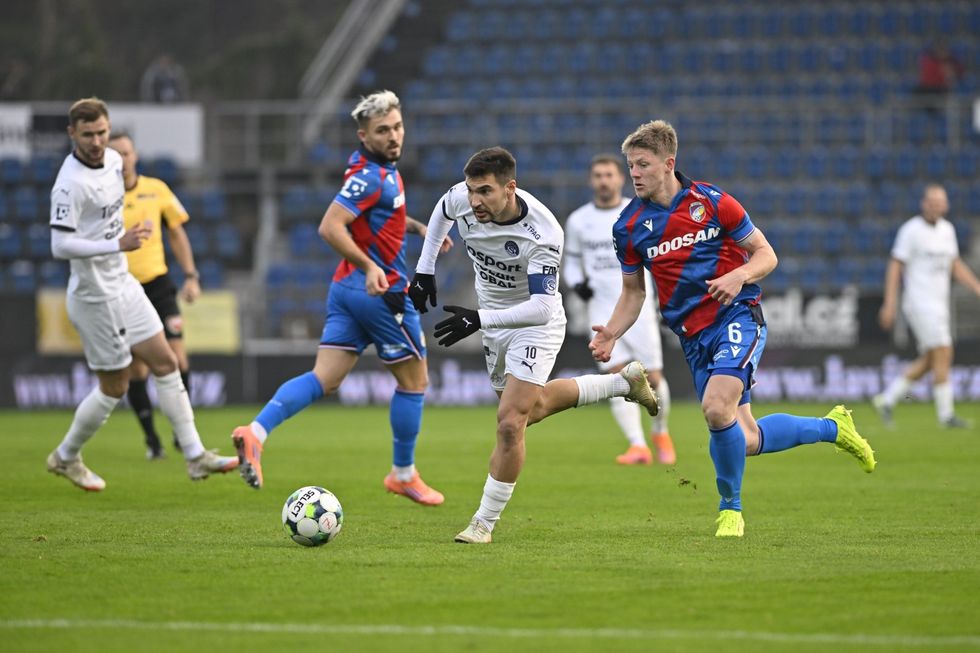 ONLINE: Slovácko - Plzeň 0:0. Valenta fauloval Rundiče, od sudích viděl žlutou ONLINE: Slovácko - Plzeň 0:0. Valenta fauloval Rundiče, od sudích viděl žlutou