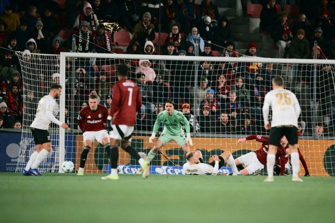 Sparta proti Hradci: rozpadlá obrana, obavy o kapitána i supernáhradník. Co je s Petráškem? Sparta proti Hradci: rozpadlá obrana, obavy o kapitána i supernáhradník. Co je s Petráškem?