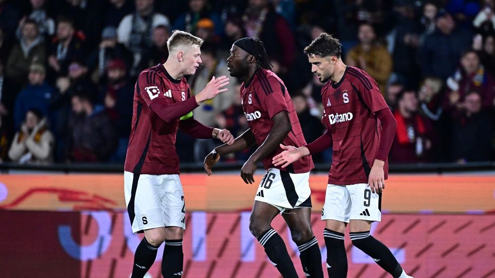 Fotbalisté Sparty se radují z gólu