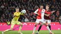 Brankář Sparty Peter Vindahl zasahuje v derby před Ivanem Schranzem ze Slavie